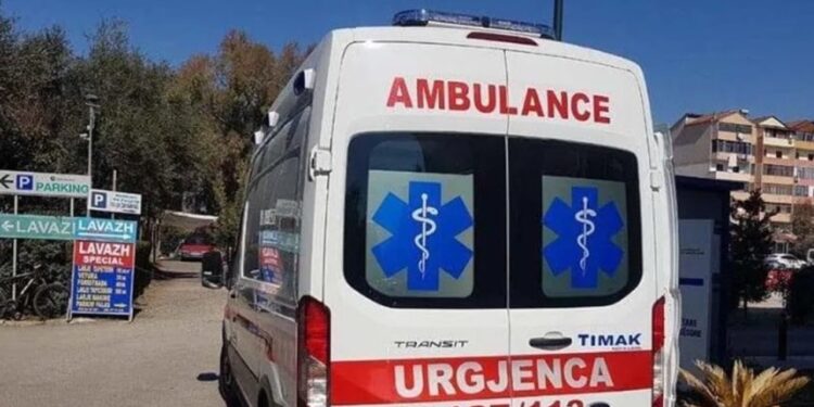 E rëndë në Librazhd/ 18-vjeçari humb ndjenjat brenda në klasë dhe transportohet me urgjencë në spital, dyshimet e para