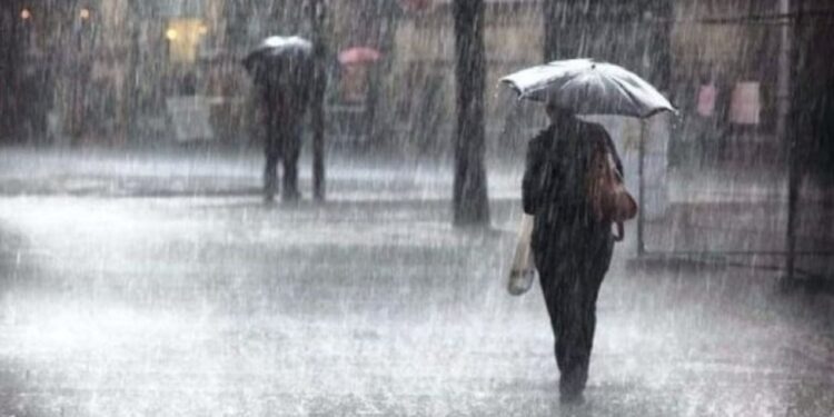 Reshjet e shiut “pushtojnë” të gjithë vendin, parashikimi i motit për këtë të premte