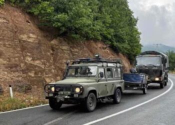 Kosovë/ Automjetet në rrugët e Mitrovicës, policia: FSK-ja qëndroi gabimisht në Veri