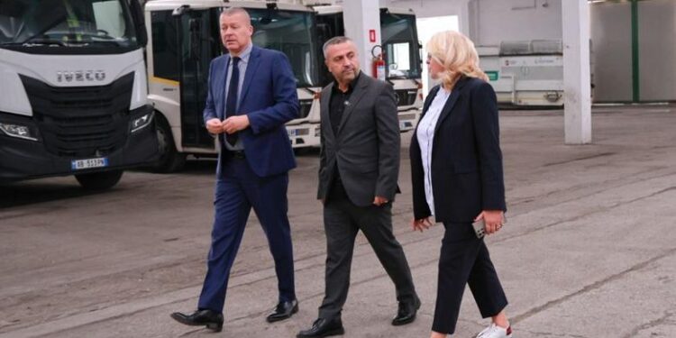 Flota e pastrimit e Tiranës zgjerohet me mjete të reja, Mëngra: Qytetarët ta mbajnë pastër