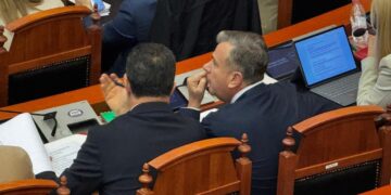 Seanca drejtohet nga nënkryetarja, Niko Peleshi ulet në rreshtin e grupit të PS