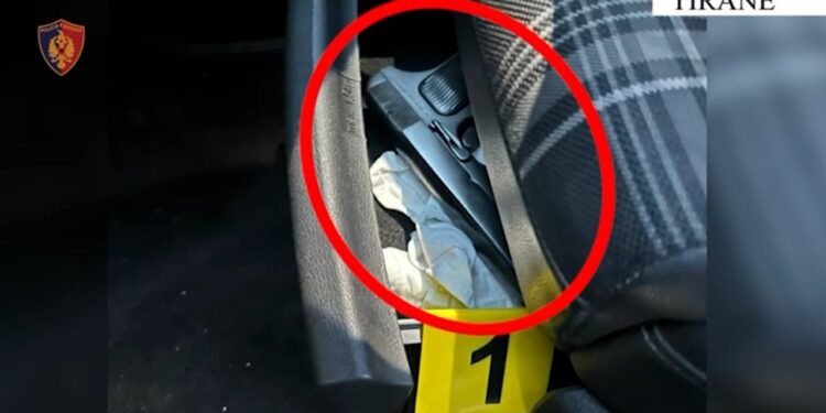 Lëvizte me pistoletë në automjet, arrestohet në Krujë 38-vjeçari, në pranga dhe dy pasagjerët që ndodheshin me të
