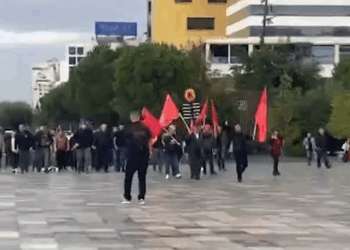 Protesta për UÇK/ “Hashim Thaçi”, qytetarët brohorasin emrin e ish-presidentit të Kosovës në Tiranë