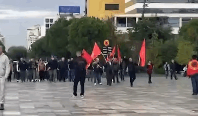 Protesta për UÇK/ “Hashim Thaçi”, qytetarët brohorasin emrin e ish-presidentit të Kosovës në Tiranë
