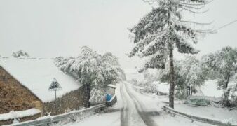 Bie bora e parë, zbardhet Kukësi. Ulje temperaturash