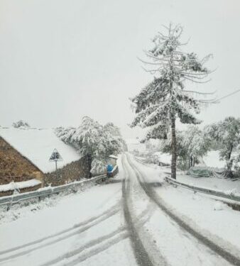 Bie bora e parë, zbardhet Kukësi. Ulje temperaturash