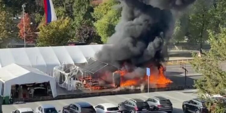 Të shtëna me armë zjarri jashtë parlamentit serb, plagoset një person