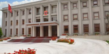 Një ditë pasi Rama dërgoi vakancat në 6 bashki, e Ngarkuara me Punë e SHBA-ve takim me Begajn