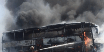 Përfshihet nga flakët një autobus në Kukës, shkaktohen dëme materiale