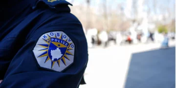 Policia e ndalon se ishte i dehur, shoferi plagos një prej efektivëve