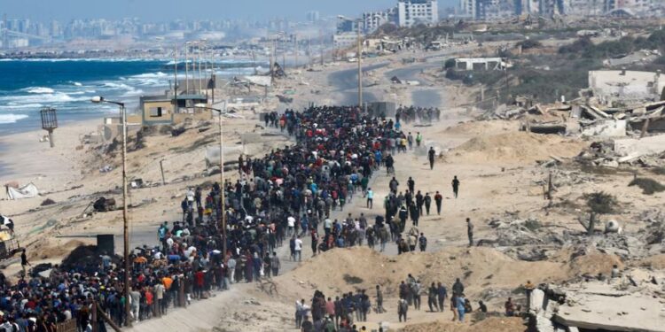 Reuters: Banorët e Gazës ecin drejt shtëpive të rrënuara