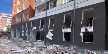 IMT bllokon pallatin pa leje në Yzberisht, ndalohet ndërtuesi Sino Llanaj.