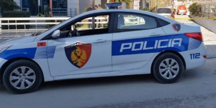 Shoferi humb kontrollin e mjetit dhe përplaset me murin anësor të rrugës, humb jetën pasagjeri