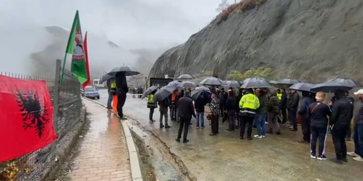 Minatorët e Spaçit sërish në protestë, mbeten në pritje të një zgjidhjeje nga kompania