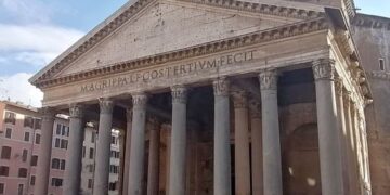 Turisti bie nga muri i Panteonit në Romë, humb jetën 69-vjeçari japonez