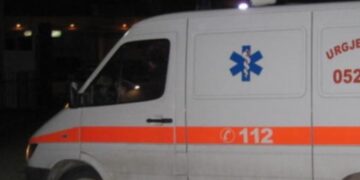 Tjetër aksident në vend, polici përplas për vdekje pasagjeren sapo ajo del nga autobusi