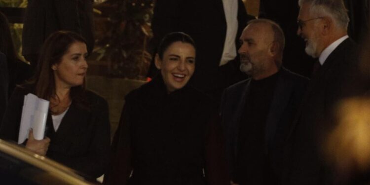 Përfundon mbledhja e PS, deputetët dhe ministrat shfaqen të buzëqeshur pas ndarjes së detyrave