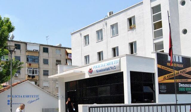 Dhunuan policin dhe krijuan kaos në komisiariat/ Dy djemtë e Valbona Selimllarit u nxorrën jashtë lokalit në Bllok, si nisi “çmenduria” e të rinjve