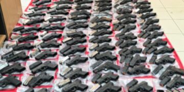 U kapën duke trafikuar mbi 140 armë, arrestohen në Greqi 13 shtetas turq