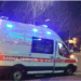 Motori humb kontrollin dhe përplaset me murin e rrethues të një banese, plagosen dy vëllezërit