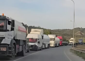 Bllokimi i autostradës Tiranë-Durrës, trafik kilometrik në aksin dytësor Vorë–Maminas
