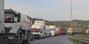Bllokimi i autostradës Tiranë-Durrës, trafik kilometrik në aksin dytësor Vorë–Maminas