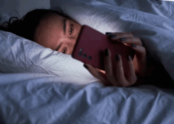 Përdorimi i telefonit në errësirë totale, mund të të dëmtojë sytë përjetësisht