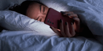 Përdorimi i telefonit në errësirë totale, mund të të dëmtojë sytë përjetësisht