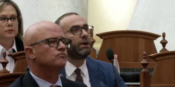 Gazment Bardhi nuk del nga salla, Peleshi ndërpret sërish punimet e seancës