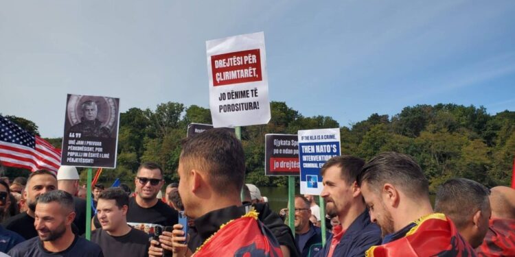 BIRN: Protesta e veteranëve të UÇK-së nxit tensione të reja midis Kosovës dhe Shqipërisë