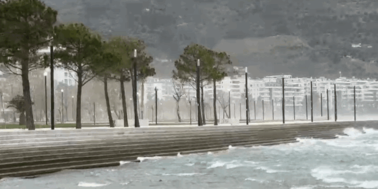 Jepet alarmi, Vlora në rrezik nga stuhia dhe përmbytjet