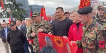 Protestë në mbështetje të UÇK-së në Tiranë, mes pjesëmarrësve edhe djali i Hashim Thaçit