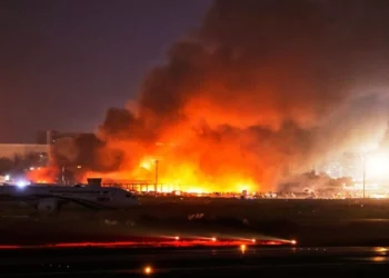 Zjarr në aeroportin më të madh të Bangladeshit, paralizohet trafiku ajror për tri orë