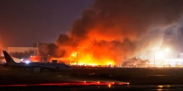 Zjarr në aeroportin më të madh të Bangladeshit, paralizohet trafiku ajror për tri orë