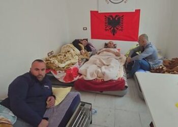 Punonjësi i “Bankers” humb ndjenjat në ditën e 6-të të grevës së urisë në Marinzë