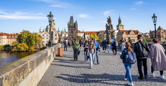 Praga i jep fund skuterëve elektrikë, qyteti synon rrugë më të sigurta për këmbësorët