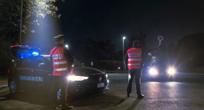 Itali: Arrestohen dy shqiptarë; 37-vjeçari sulmon efektivët dhe zbulohet arma në makinë