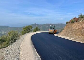Nis asfaltimi i rrugës së Lurës, punimet inspektohen nga kryebashkiaku i Dibrës