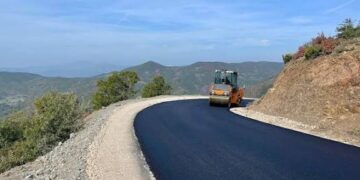 Nis asfaltimi i rrugës së Lurës, punimet inspektohen nga kryebashkiaku i Dibrës