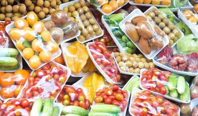 Franca ndalon hedhjen e ushqimit, detyron supermarketet të dhurojnë