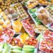 Franca ndalon hedhjen e ushqimit, detyron supermarketet të dhurojnë