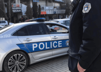 Grabitje në mes të autostradës në Kosovë, dy persona të maskuar sulmojnë menaxherin e një poste