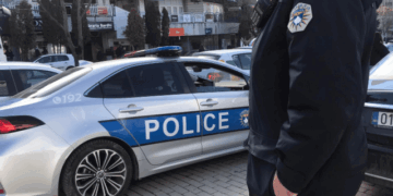 Grabitje në mes të autostradës në Kosovë, dy persona të maskuar sulmojnë menaxherin e një poste