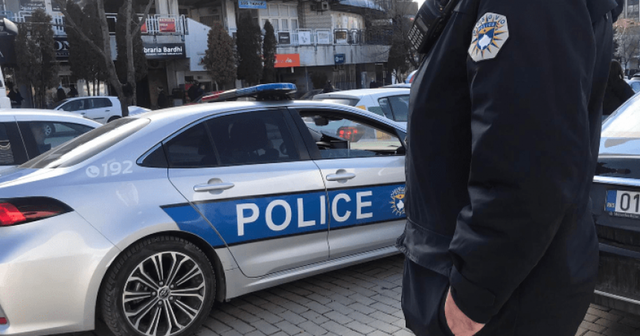 Grabitje në mes të autostradës në Kosovë, dy persona të maskuar sulmojnë menaxherin e një poste