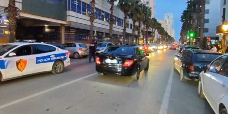 Durrës/ Aksident në rrugën ‘Taulantia’, makina përplas dy gra këmbësore