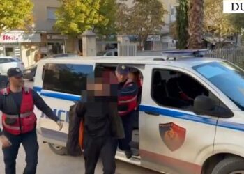 U kap dy orë pas ngjarjes së rëndë, policia: 25-vjeçari që vrau babanë