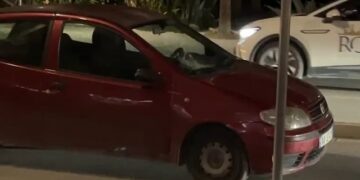 Aksident në Vlorë, makina del nga rruga dhe përplas dy persona në trotuar
