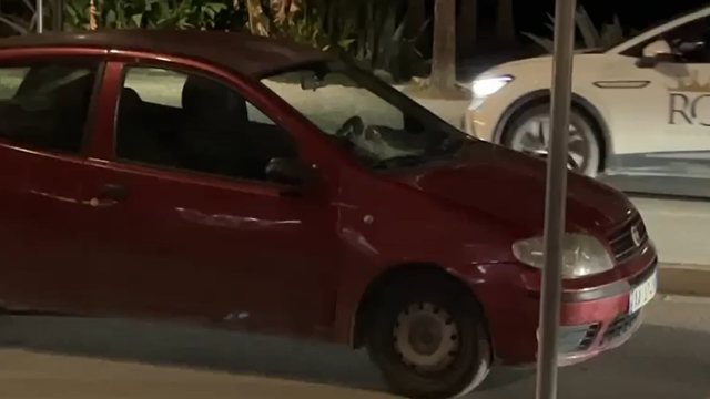 Aksident në Vlorë, makina del nga rruga dhe përplas dy persona në trotuar