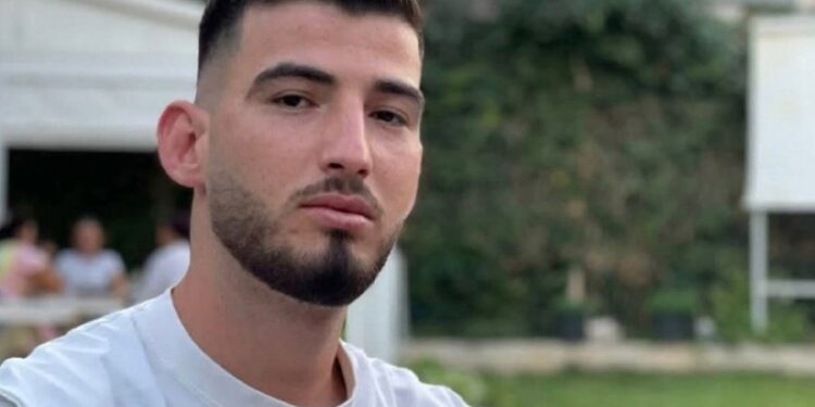 Aksident i rëndë në Tepelenë, 25 vjeçari me motor përplaset me bordurën, gjen vdekjen