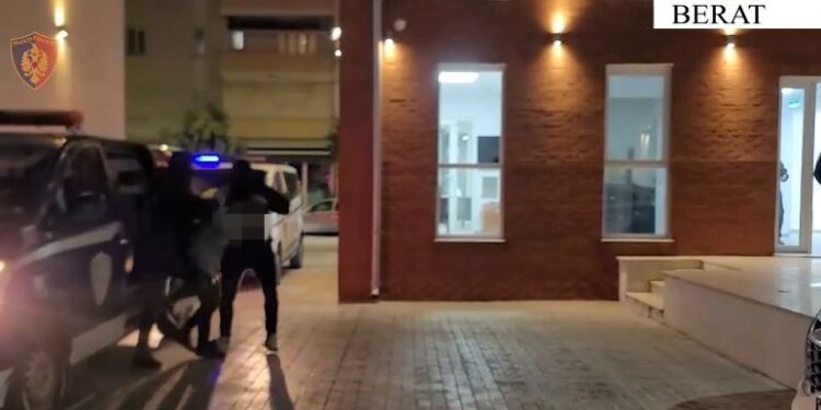 Vrau me thikë 42-vjeçarin pranë kalasë së Beratit, policia: 63-vjeçari u kap pas 4 orësh ndjekje